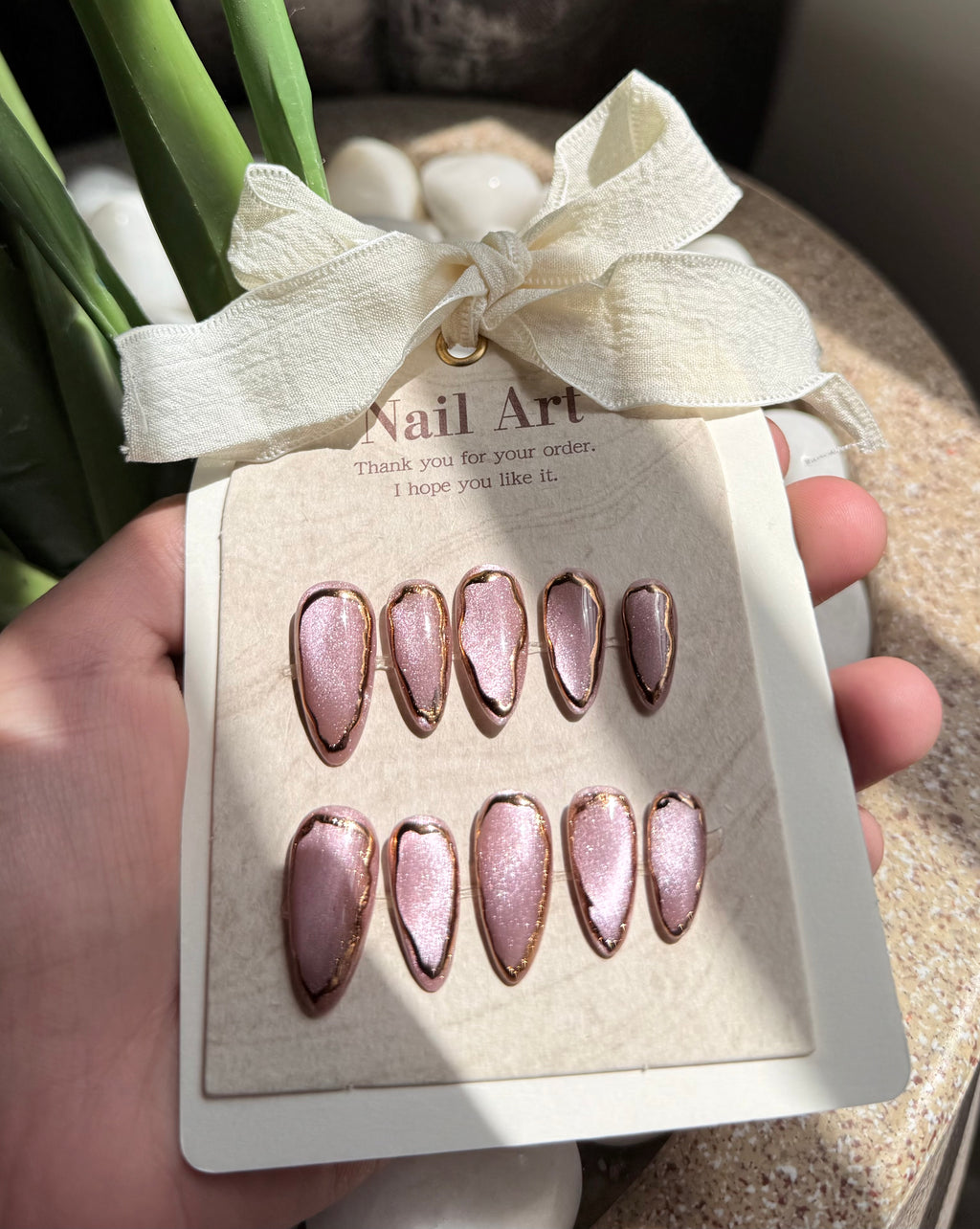 Elegant Mauve Chrome Outline